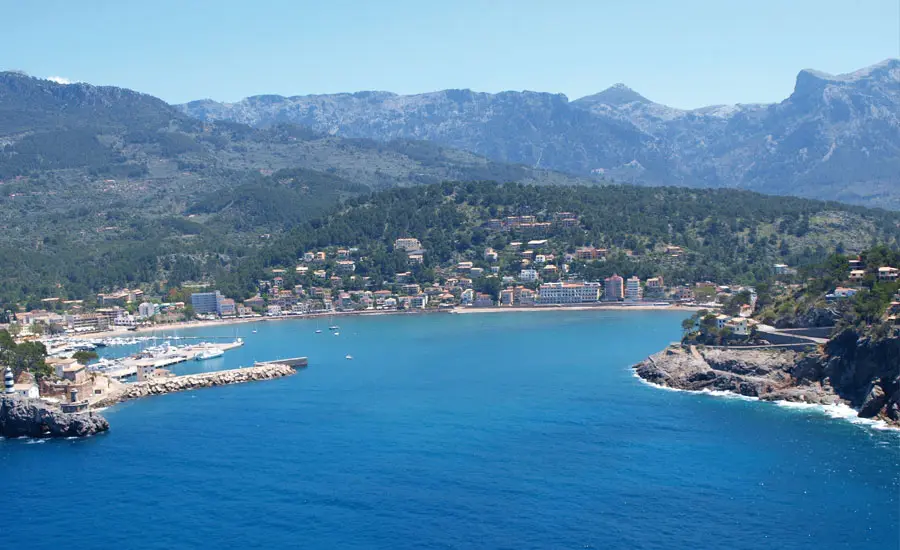 Panoramablick auf die Bucht von Port de Sóller und die Serra de Tramuntana