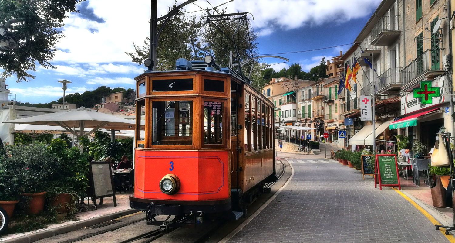 Historische Straßenbahn in den Straßen von Port de Sóller
